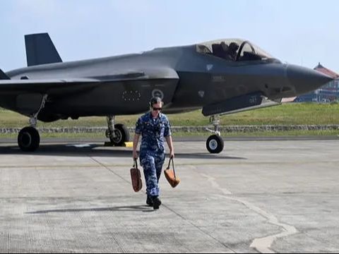 FOTO: Manuver Menggelegar Jet Siluman F35 Australia di Langit Bali