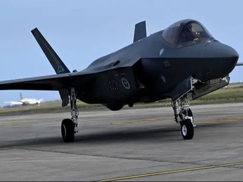 FOTO: Manuver Menggelegar Jet Siluman F35 Australia di Langit Bali