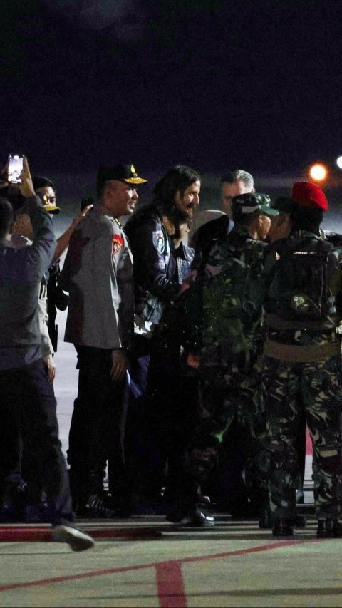 FOTO: Dikawal Tentara Baret Merah, Ini Momen Pilot Susi Air Philip Mehrtens Tiba di Jakarta Usai 1,5 Tahun Disandera KKB