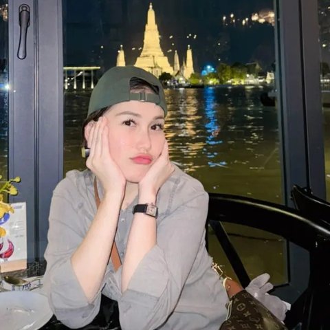 Ayu Ting Ting dan Bilqis Kulineran Malam di Thailand (Sumber: Instagram/ayutingting92)
