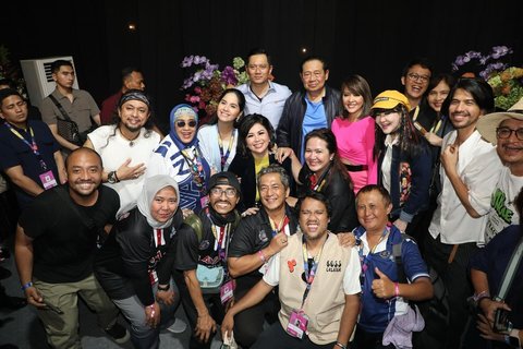 Potret Annisa Pohan saat Nonton Ayah Mertua Manggung