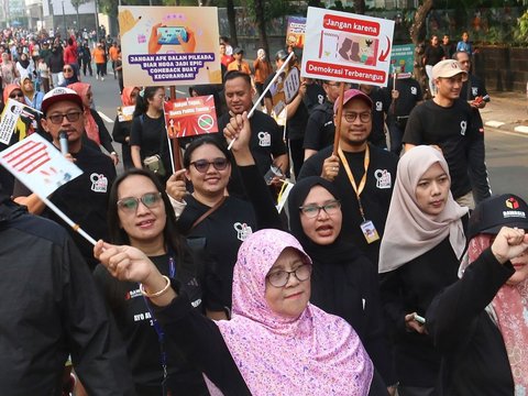 FOTO: Aksi Long March Sosialisasi Pengawasan Pilkada Serentak 2024 dari Kantor Bawaslu ke Bundaran HI