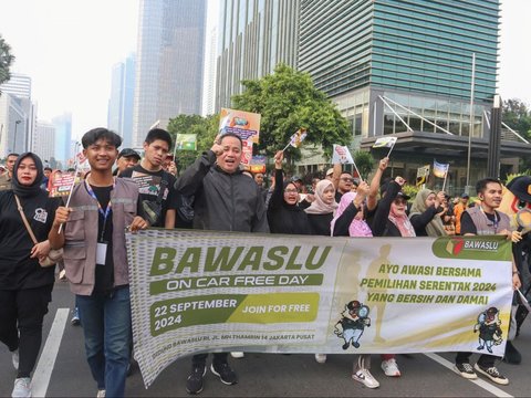 Peserta saat kegiatan sosialisasi Pengawasan Pilkada Serentak 2024  yang diinisiasi Badan Pengawas Pemilihan Umum (Bawaslu) RI di car free day (CFD) Jalan MH Thamrin,  Jakarta, Minggu (22/9/2024).