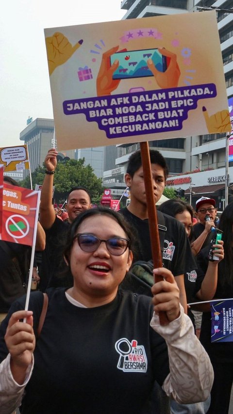 FOTO: Aksi Long March Sosialisasi Pengawasan Pilkada Serentak 2024 dari Kantor Bawaslu ke Bundaran HI