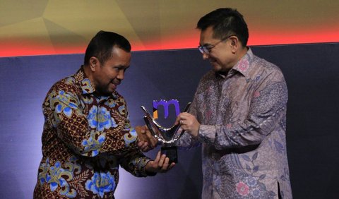Sekretaris Kementerian Investasi / Sekretaris Utama BKPM, Heldi Satria Putra menerima penghargaan 'Program Inovatif untuk Negeri' dalam penganugerahan Merdeka Award 2024 di SCTV Tower, Senayan City, Jakarta, Kamis (19/9/2024).
