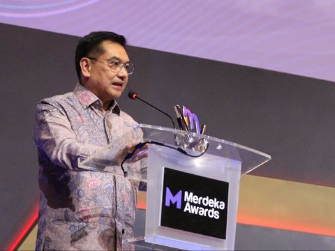 Sekretaris Kementerian Investasi / Sekretaris Utama BKPM, Heldi Satria Putra menerima penghargaan 'Program Inovatif untuk Negeri' dalam penganugerahan Merdeka Award 2024 di SCTV Tower, Senayan City, Jakarta, Kamis (19/9/2024).