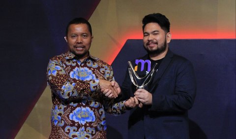 Pemerintah Kebupaten Trenggalek yang diwakilkan Redaksi menerima penghargaan 'Program Inovatif untuk Negeri' dalam penganugerahan Merdeka Award 2024 di SCTV Tower, Senayan City, Jakarta, Kamis (19/9/2024).