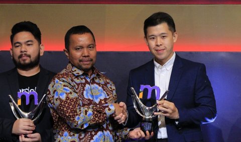 Strategic Management Division Head Mandiri Utama Finance, Rendy Hartono menerima penghargaan 'Program Inovatif untuk Negeri' dalam penganugerahan Merdeka Award 2024 di SCTV Tower, Senayan City, Jakarta, Kamis (19/9/2024).
