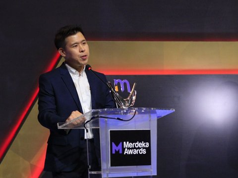 Strategic Management Division Head Mandiri Utama Finance, Rendy Hartono menerima penghargaan 'Program Inovatif untuk Negeri' dalam penganugerahan Merdeka Award 2024 di SCTV Tower, Senayan City, Jakarta, Kamis (19/9/2024).