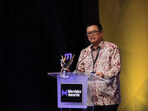 EVP Human Capital & Operation Permodalan Nasional Madani, Sasono Hantarto menerima penghargaan 'Program Inovatif untuk Negeri' dalam penganugerahan Merdeka Award 2024 di SCTV Tower, Senayan City, Jakarta, Kamis (19/9/2024).