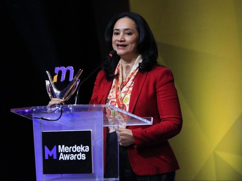 Direktur Utama BRI Manajemen Investasi, Tina Meilina menerima penghargaan 'Program Inovatif untuk Negeri' dalam penganugerahan Merdeka Award 2024 di SCTV Tower, Senayan City, Jakarta, Kamis (19/9/2024).