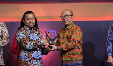 Direktur Mikro, Ritel dan Menengah Bank Jatim, Arief Wicaksono menerima penghargaan 'Program Inovatif untuk Negeri' dalam penganugerahan Merdeka Award 2024 di SCTV Tower, Senayan City, Jakarta, Kamis (19/9/2024).