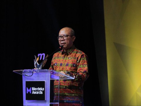 Direktur Mikro, Ritel dan Menengah Bank Jatim, Arief Wicaksono menerima penghargaan 'Program Inovatif untuk Negeri' dalam penganugerahan Merdeka Award 2024 di SCTV Tower, Senayan City, Jakarta, Kamis (19/9/2024).