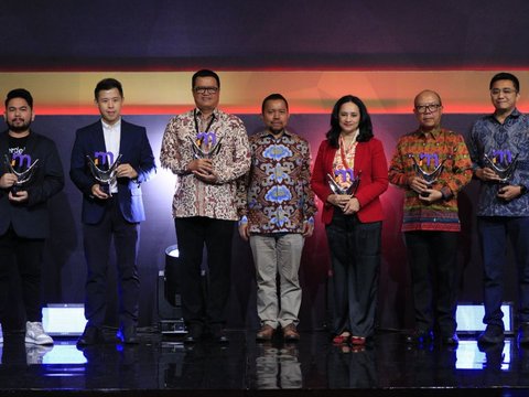Direktur Konten Kapanlagi Youniverse (KLY) Wenseslaus Manggut berfoto bersama penerima penghargaan 'Program Inovatif untuk Negeri' dalam penganugerahan Merdeka Award 2024 di SCTV Tower, Senayan City, Jakarta, Kamis (19/9/2024).