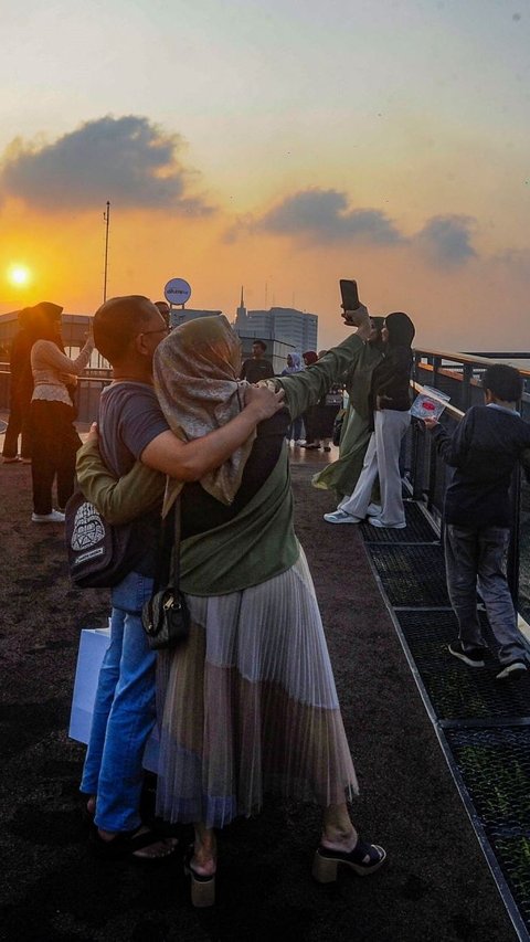 FOTO: Memburu Keindahan Senja dari Skywalk Senayan Park, Destinasi Wisata Primadona di Jakarta