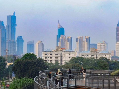 FOTO: Memburu Keindahan Senja dari Skywalk Senayan Park, Destinasi Wisata Primadona di Jakarta