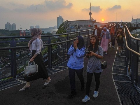 FOTO: Memburu Keindahan Senja dari Skywalk Senayan Park, Destinasi Wisata Primadona di Jakarta