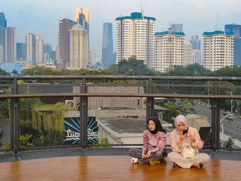 FOTO: Memburu Keindahan Senja dari Skywalk Senayan Park, Destinasi Wisata Primadona di Jakarta