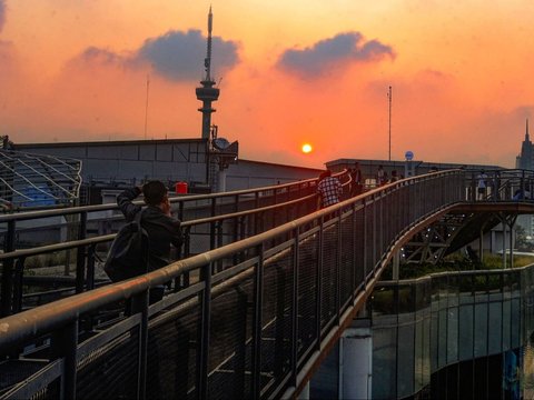 FOTO: Memburu Keindahan Senja dari Skywalk Senayan Park, Destinasi Wisata Primadona di Jakarta