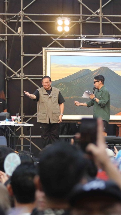 FOTO: Aksi SBY Unjuk Kebolehan Melukis di Konser Musik Pestapora 2024