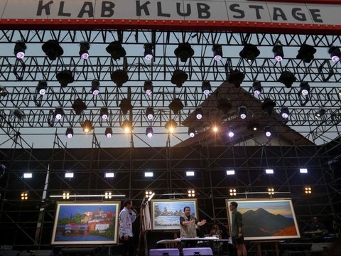 FOTO: Aksi SBY Unjuk Kebolehan Melukis di Festival Musik Pestapora 2024