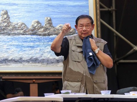 Presiden ke-6 Republik Indonesia, Susilo Bambang Yudhoyono saat melukis di konser musik Pestapora 2024 di JIExpo Kemayoran, Jakarta, Sabtu (21/9/2024). Sby melukis dengan tema pemandangan alam bersama seniman sebanyak 20 orang.