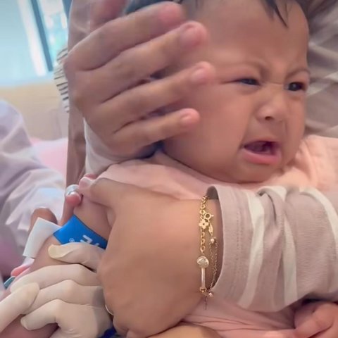 Potret Baby Lily Anak Angkat Nagita Slavina Anteng Disuntik, Netizen 'Apa yang Perlu Aku Tangisi'