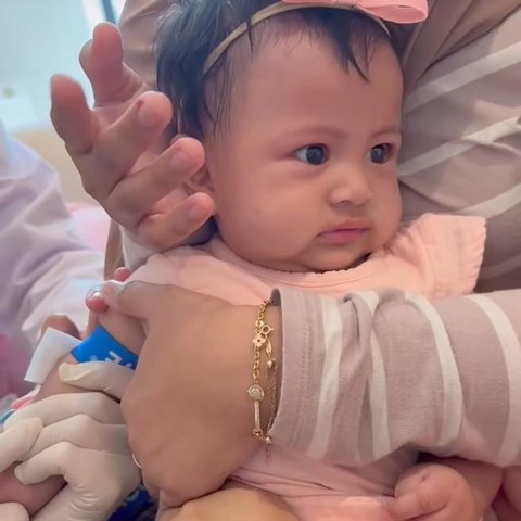 Potret Baby Lily Anak Angkat Nagita Slavina Anteng Disuntik, Netizen 'Apa yang Perlu Aku Tangisi'