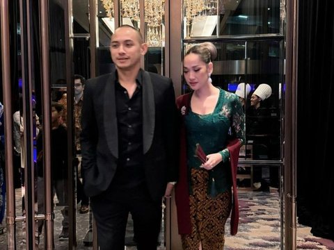 Tampil Berkebaya, ini Potret Cantik Bunga Citra Lestari saat Hadir di Acara Pernikahan Nino RAN