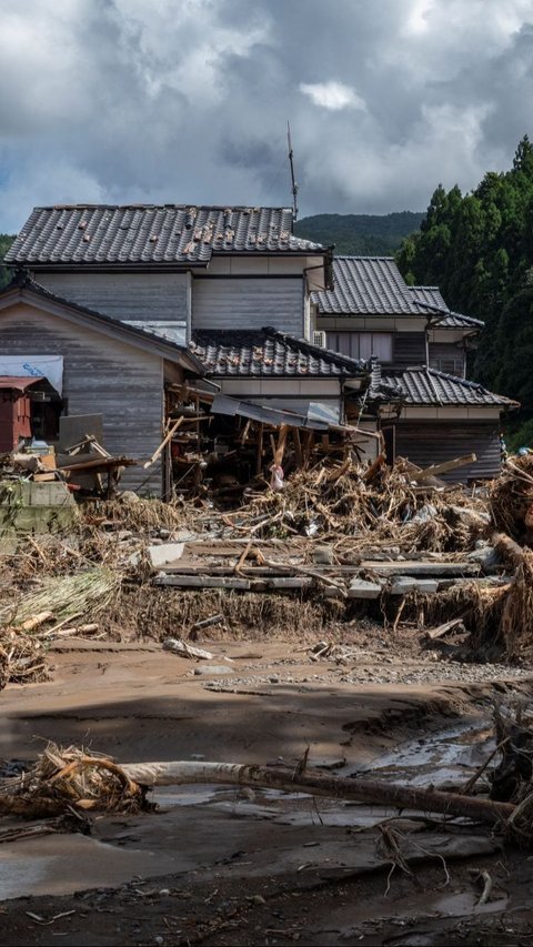 Menurut laporan media lokal, hujan deras ini telah menewaskan sedikitnya enam orang. Foto: Yuichi YAMAZAKI / AFP