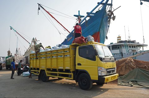 Aktivitas Truk Fuso di Pelabuhan: Simbol Keterhubungan Sejarah dan Era Modern