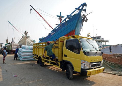 Aktivitas Truk Fuso di Pelabuhan: Simbol Keterhubungan Sejarah dan Era Modern