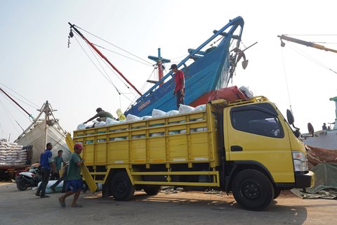 Aktivitas Truk Fuso di Pelabuhan: Simbol Keterhubungan Sejarah dan Era Modern