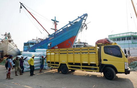 Aktivitas Truk Fuso di Pelabuhan: Simbol Keterhubungan Sejarah dan Era Modern