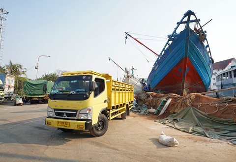 Aktivitas Truk Fuso di Pelabuhan: Simbol Keterhubungan Sejarah dan Era Modern