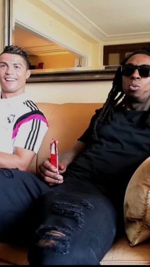 Cristiano Ronaldo memang luar biasa terkenal! Kali ini, ia berpose bareng rapper Amerika, Lil Wayne. Duo bintang ini bikin fans terkesima!