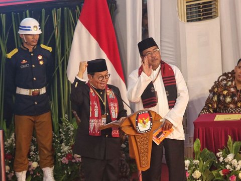 FOTO: Momen Tiga Pasangan Calon Gubernur Jakarta Pamer Nomor Urut untuk Bertarung di Pilkada DKI 2024