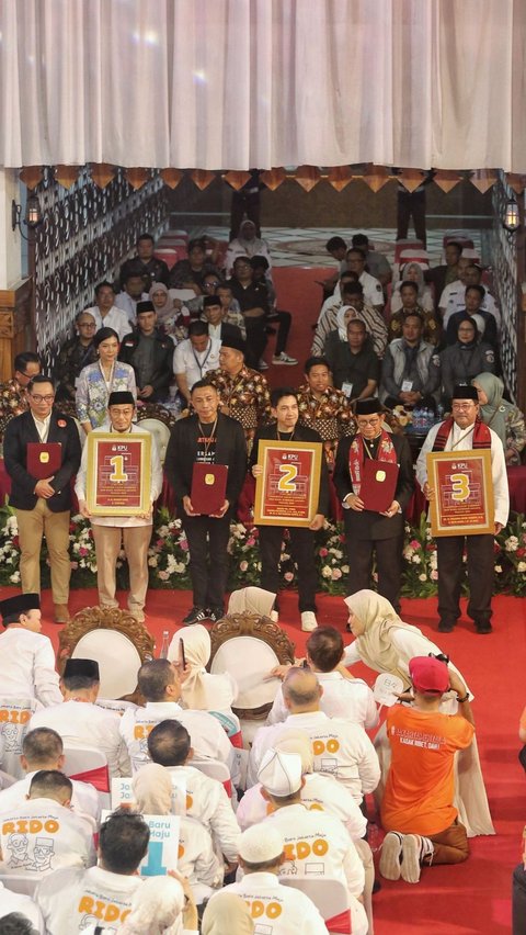 FOTO: Momen Tiga Pasangan Calon Gubernur Jakarta Pamer Nomor Urut untuk Bertarung di Pilkada DKI 2024