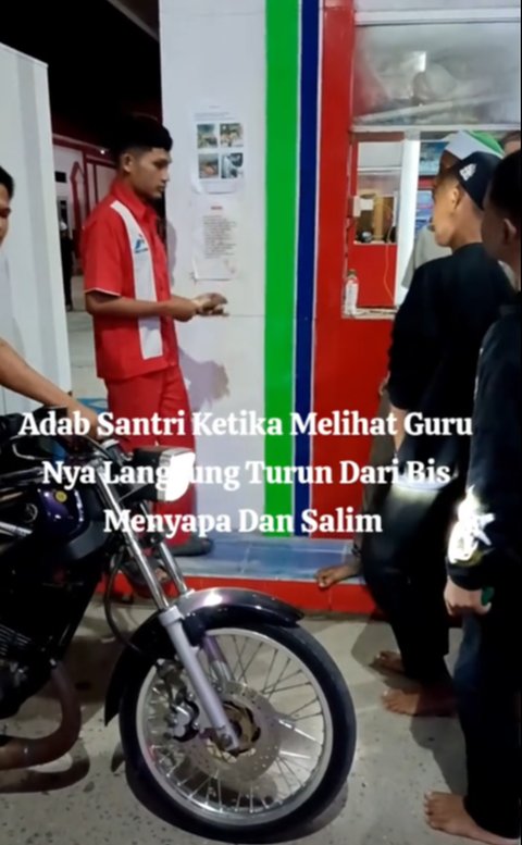 Momen Para Santri Turun dari Mobil dan Salami Petugas Pom yang Diduga Gurunya, Aksinya Banjir Pujian