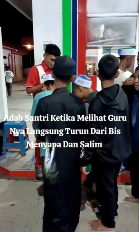 Momen Para Santri Turun dari Mobil dan Salami Petugas Pom yang Diduga Gurunya, Aksinya Banjir Pujian
