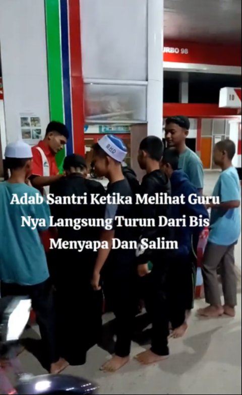 Momen Para Santri Turun dari Mobil dan Salami Petugas Pom yang Diduga Gurunya, Aksinya Banjir Pujian