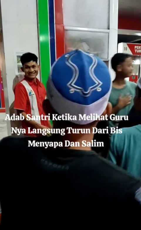 Momen Para Santri Turun dari Mobil dan Salami Petugas Pom yang Diduga Gurunya, Aksinya Banjir Pujian