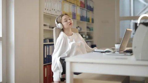 Rasa kantuk yang hadir di siang hari saat sedang bekerja dapat disebabkan oleh kurangnya kualitas tidur yang baik. (Foto: Pexels/Andrea Piacquadio)