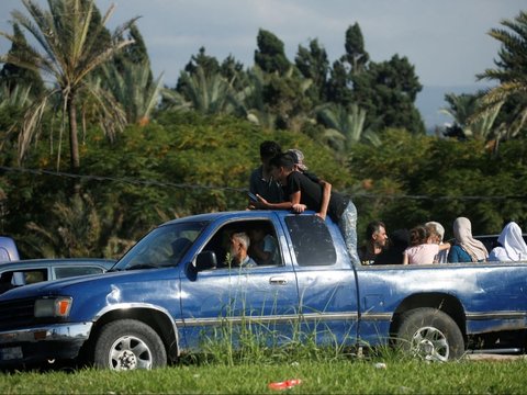 FOTO: Gelombang Warga Lebanon Bondong-Bondong Mengungsi ke Utara Imbas Bombardir Israel