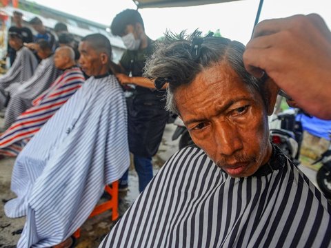 FOTO: Tak Pernah Sepi, Warga Ramai Datang ke Tempat Ini untuk Cukur Rambut dan Makan Gratis di Depok