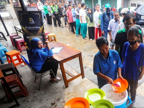 FOTO: Tak Pernah Sepi, Warga Ramai Datang ke Tempat Ini untuk Cukur Rambut dan Makan Gratis di Depok