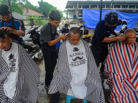 FOTO: Tak Pernah Sepi, Warga Ramai Datang ke Tempat Ini untuk Cukur Rambut dan Makan Gratis di Depok