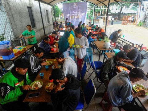 FOTO: Tak Pernah Sepi, Warga Ramai Datang ke Tempat Ini untuk Cukur Rambut dan Makan Gratis di Depok