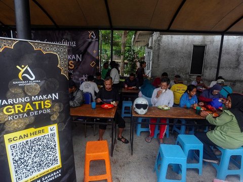 FOTO: Tak Pernah Sepi, Warga Ramai Datang ke Tempat Ini untuk Cukur Rambut dan Makan Gratis di Depok