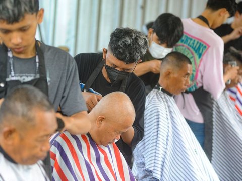 FOTO: Tak Pernah Sepi, Warga Ramai Datang ke Tempat Ini untuk Cukur Rambut dan Makan Gratis di Depok